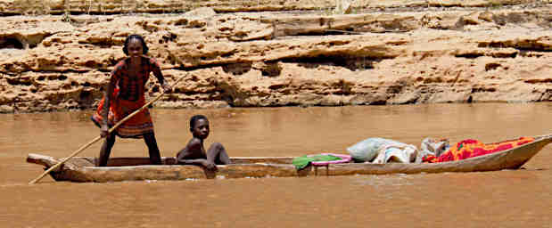 Manambolo R Canoe Young Girl Boy