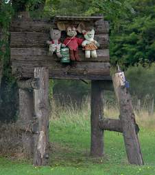 Whanganui R Roadside Dolls Drinking Beer